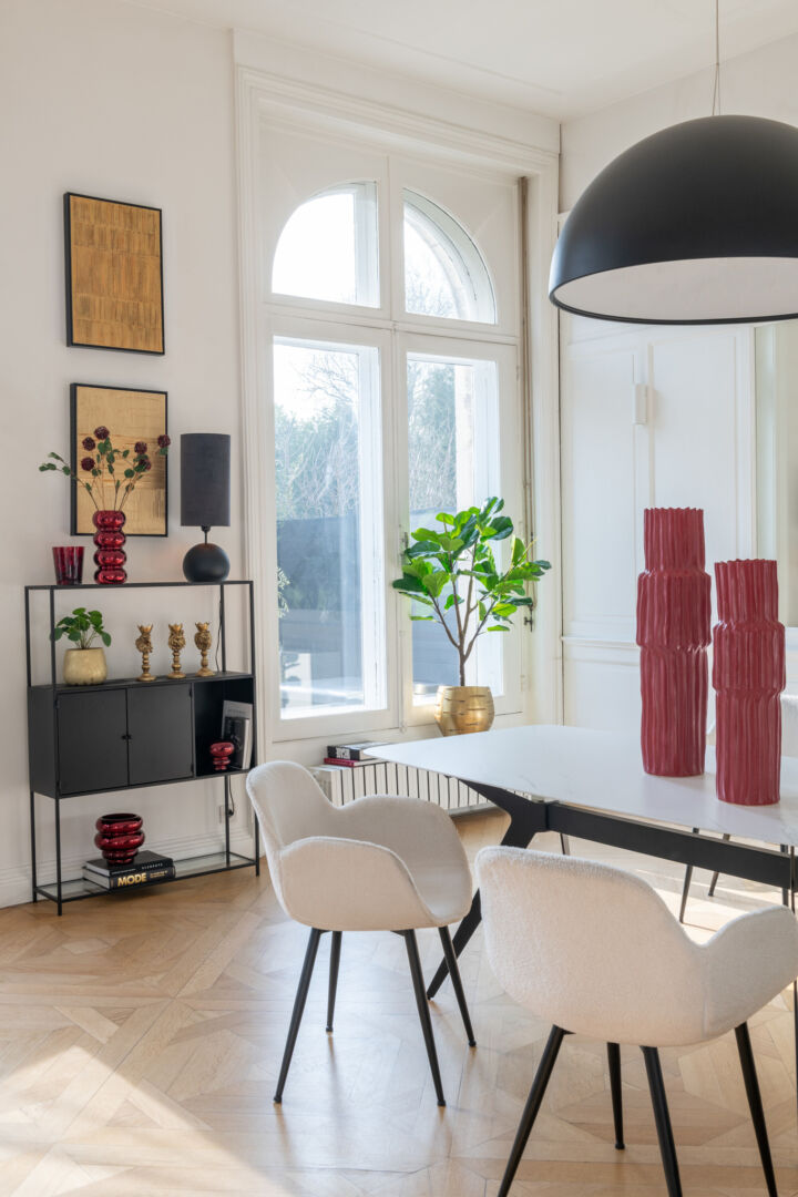 Interieur met zwarte kast, kunst, planten, witte tafel en twee crèmekleurige Stoel Anise | Nieuwe Sfeer.