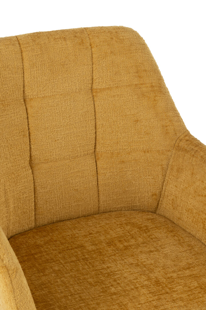 Stoel Louna Metaal Acryl Oker: Detailopname van okergele stoel met gecapitonneerde rugleuning en armleuning.