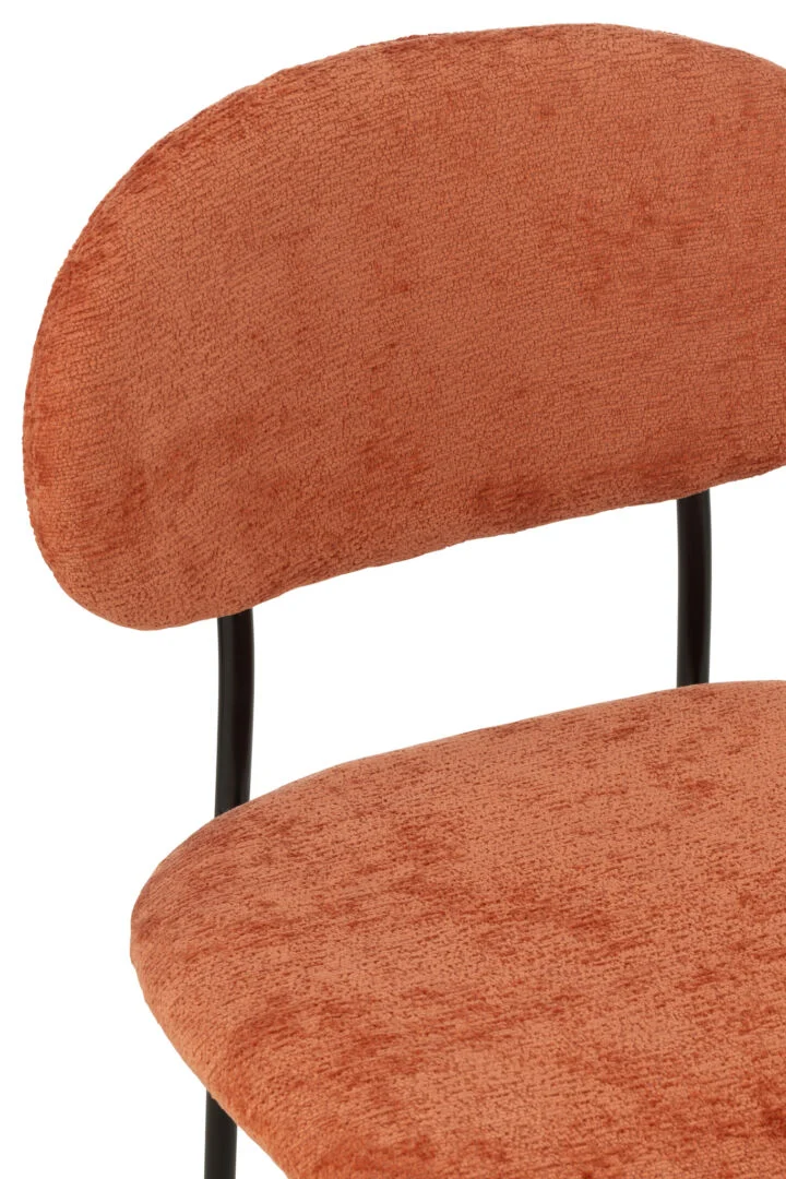 Eetkamerstoel Metaal Stof Roestoranje: Close-up van een stoel met roestoranje stoffen bekleding.