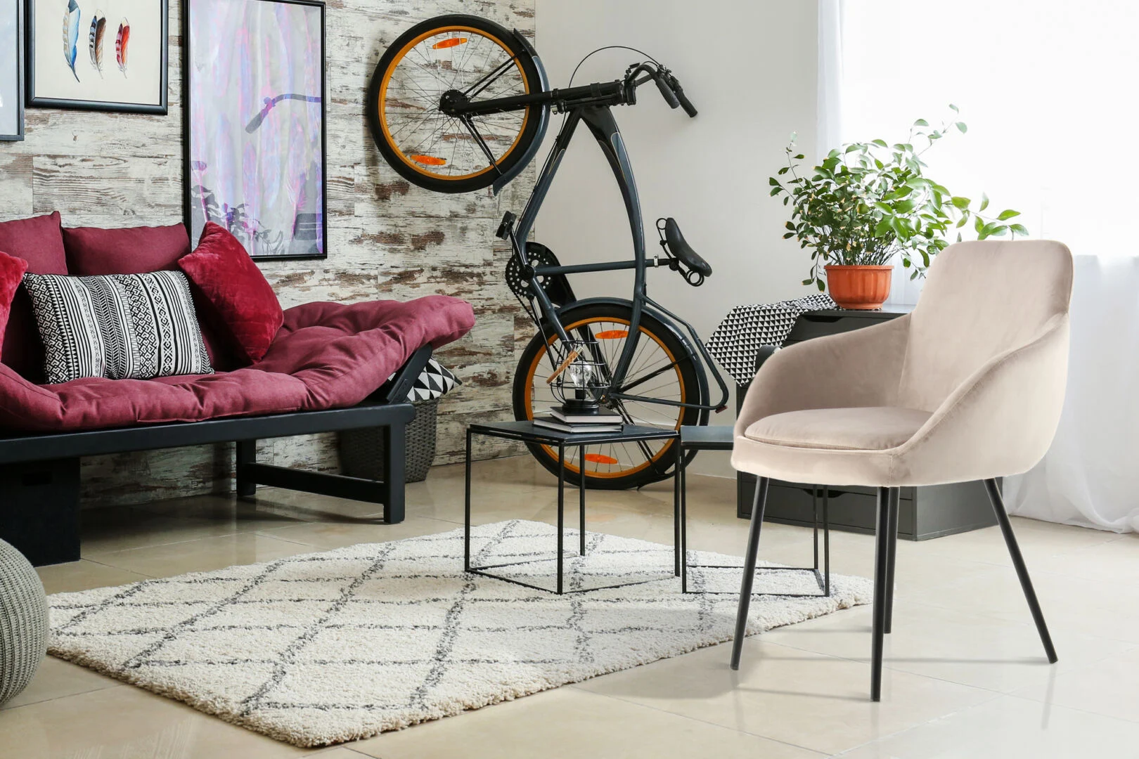 Stoel Cobain 800 Taupe: Beige velvet stoel met zwarte poten in een moderne woonkamer