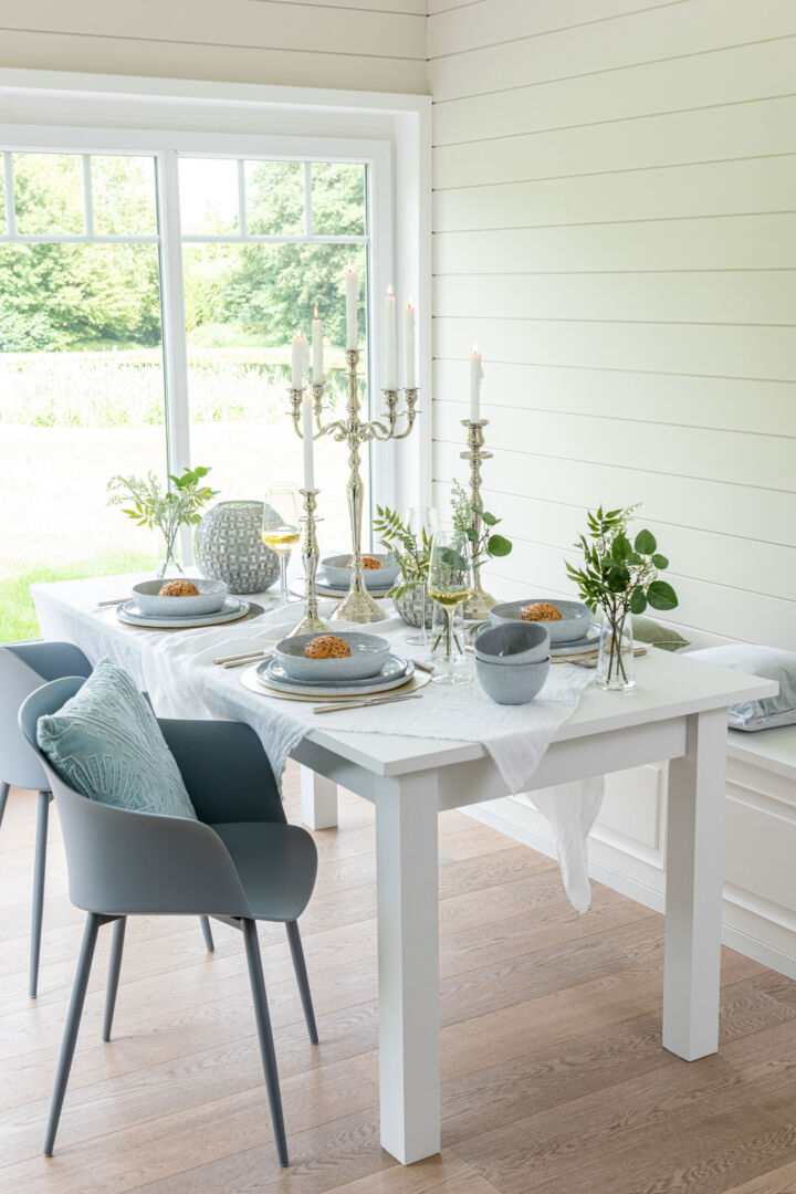 Kuipstoel Polypropyleen Grijs | Nieuwe Sfeer aan eettafel met kaarsen en groen.