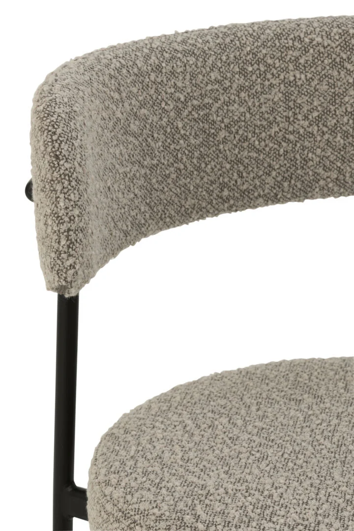 Stoel Bouclé Grijs Zwart Multiplex | Nieuwe Sfeer: Detailopname van de grijze bouclé bekleding en het zwarte frame.