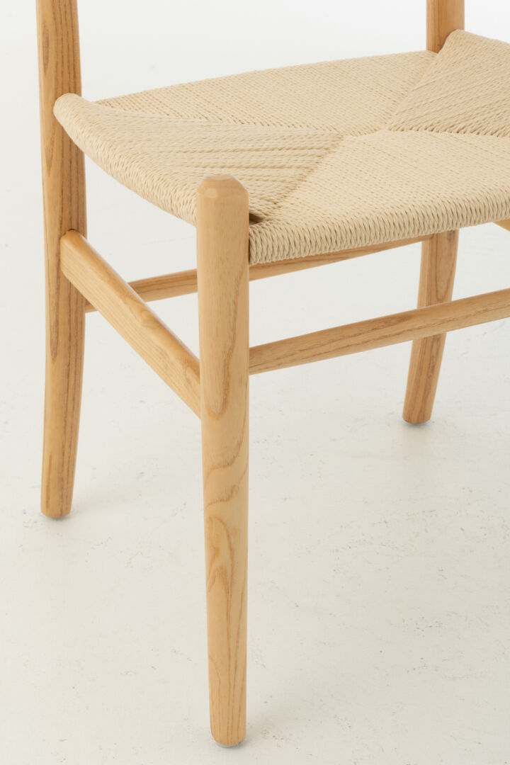 Stoel Toon Beukenhout Touw Naturel: Close-up van een houten stoel met natuurlijk touw zitting.