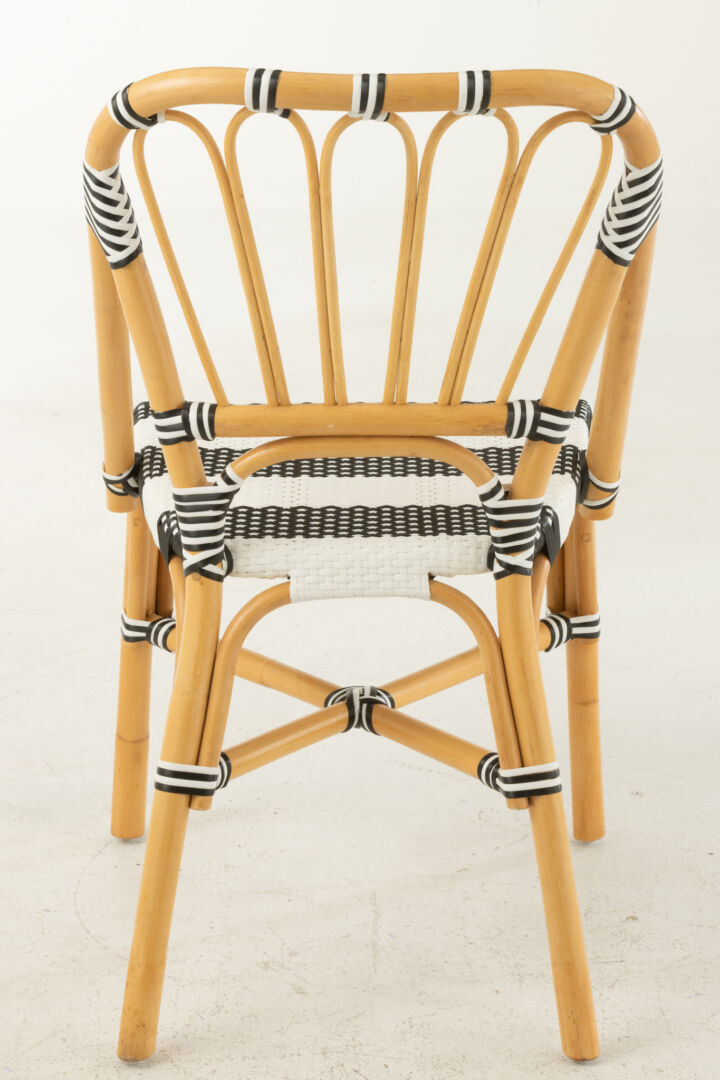 Eetkamerstoel Rotan Zwart Wit van Nieuwe Sfeer: rotan stoel met zwart-wit accenten.