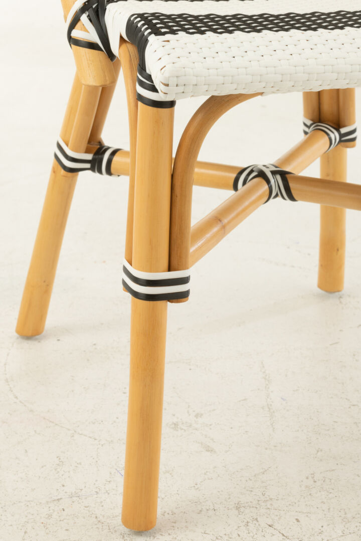 Eetkamerstoel Rotan Zwart Wit | Nieuwe Sfeer: detailopname van rotan zitting en houten frame.