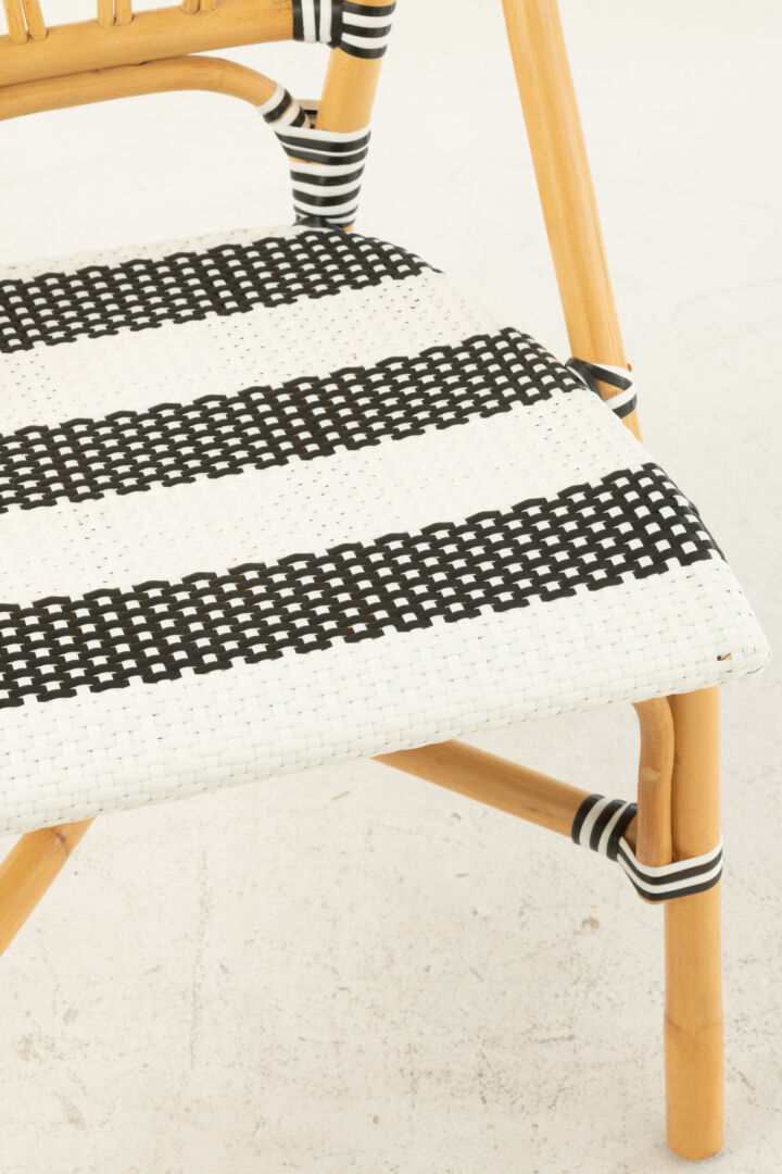Eetkamerstoel Rotan Zwart Wit | Nieuwe Sfeer: detailopname van de zitting met zwart-witte strepen.