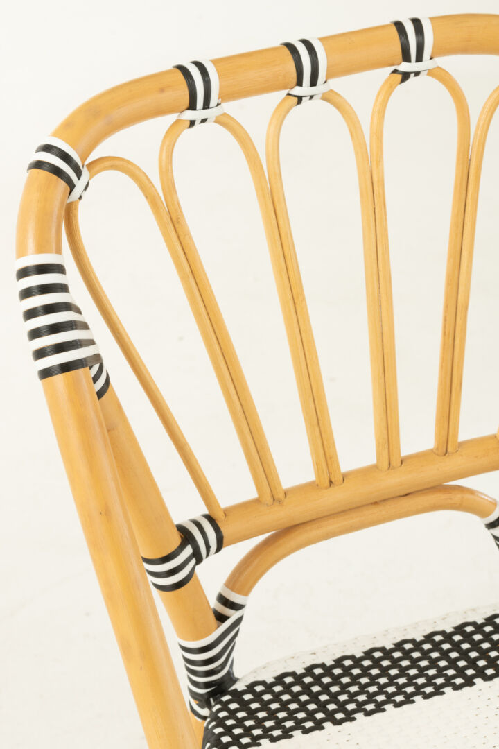 Eetkamerstoel Rotan Zwart Wit van Nieuwe Sfeer, detailopname van de rotan stoel.