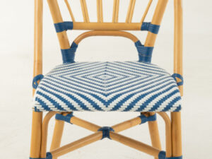 Eetkamerstoel Rotan Blauw Wit Armloos | Nieuwe Sfeer: Rotan stoel met blauw-wit geweven zitting.