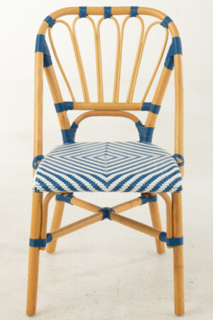 Eetkamerstoel Rotan Blauw Wit Armloos | Nieuwe Sfeer: Rotan stoel met blauw-wit geweven zitting.