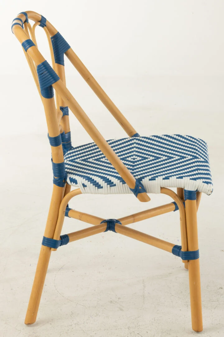 Eetkamerstoel Rotan Blauw Wit Armloos van Nieuwe Sfeer: rotan stoel met blauw-wit geweven zitting