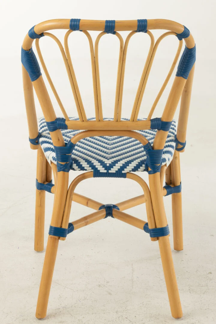 Eetkamerstoel Rotan Blauw Wit Armloos: rotan stoel met blauw-wit geweven zitting.