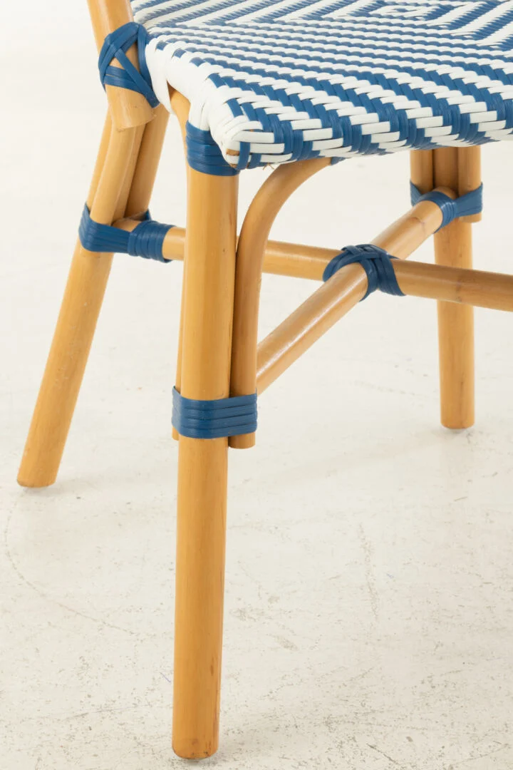 Eetkamerstoel Rotan Blauw Wit Armloos | Nieuwe Sfeer: Detailopname van rotan stoel met blauw-wit geweven zitting.