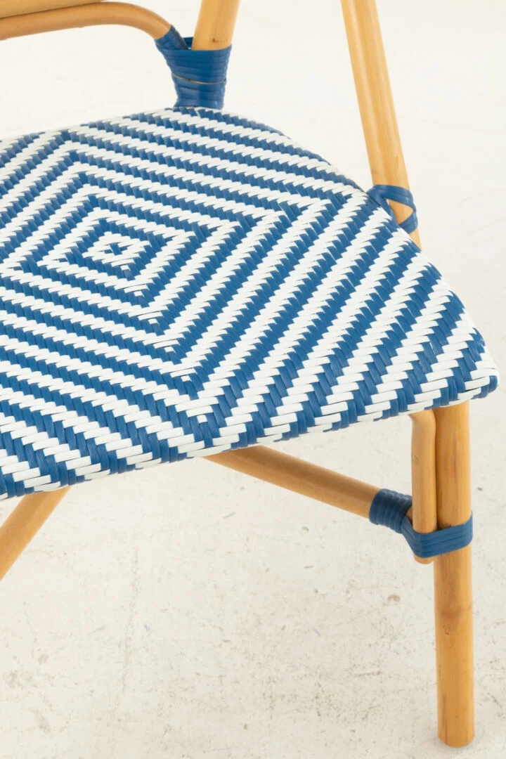 Eetkamerstoel Rotan Blauw Wit Armloos: detailopname van de blauw-witte zitting met rotan frame.