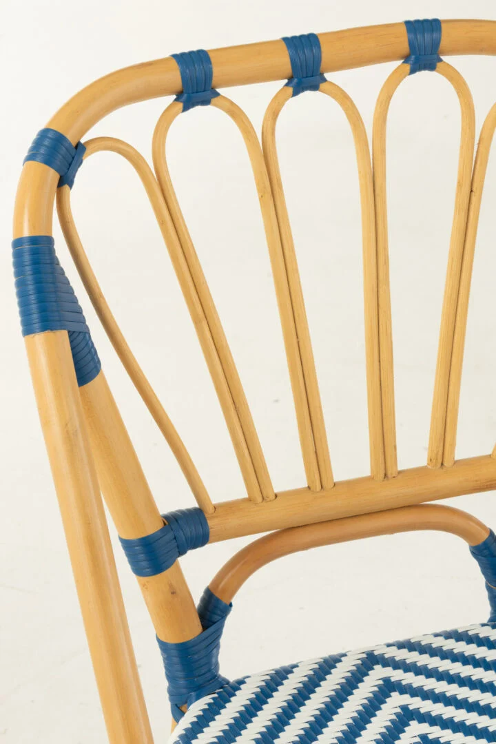 Eetkamerstoel Rotan Blauw Wit Armloos | Nieuwe Sfeer: Rotan stoel met blauw-wit geweven zitting.