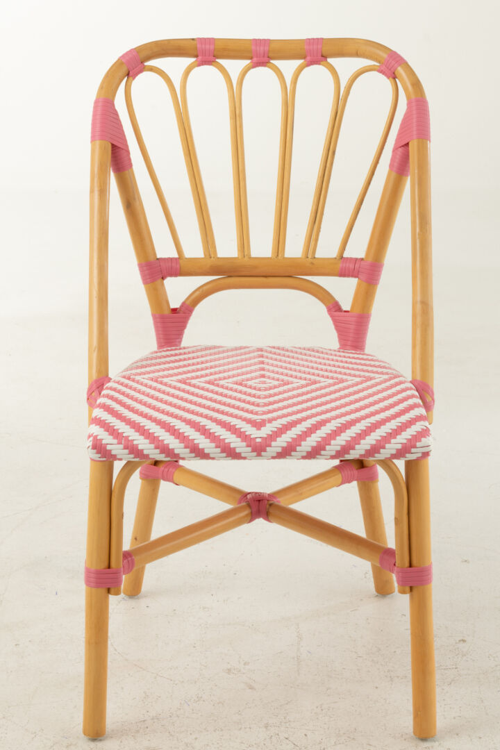 Eetkamerstoel Rotan Roze Wit | Nieuwe Sfeer: Rotan eetkamerstoel met roze en witte details.