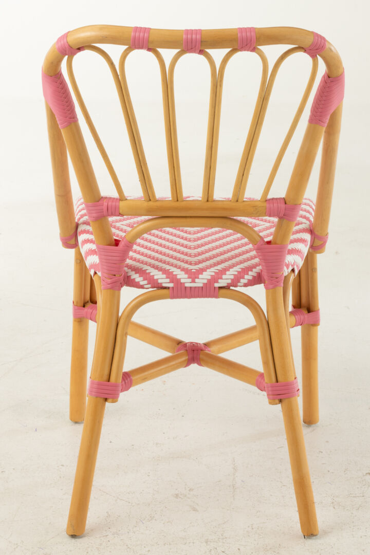Eetkamerstoel Rotan Roze Wit | Nieuwe Sfeer: Rotan stoel met roze en wit gevlochten zitting.