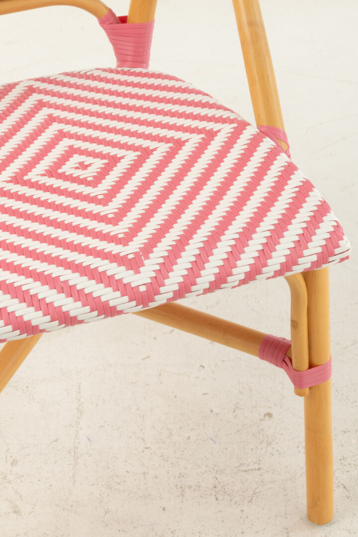 Eetkamerstoel Rotan Roze Wit | Nieuwe Sfeer: Detail van roze-wit gevlochten zitting en houten frame.