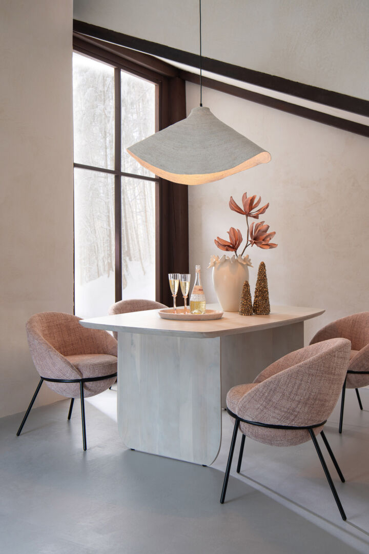 Eetkamerstoel Ijzeren Poten Lichtroze Zwart van Nieuwe Sfeer aan een gedekte tafel.