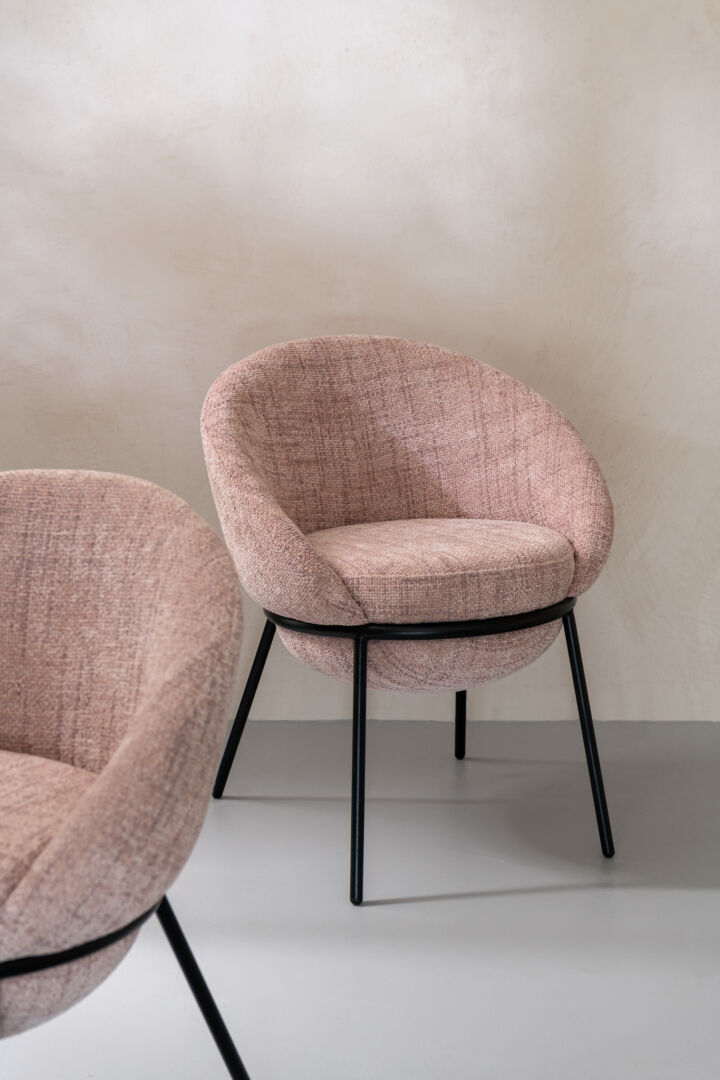 Eetkamerstoel Ijzeren Poten Lichtroze Zwart: Lichtroze stoel met zwarte ijzeren poten van Nieuwe Sfeer.