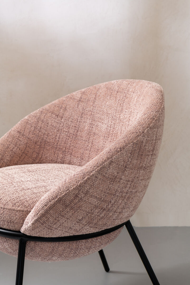 Eetkamerstoel Ijzeren Poten Lichtroze Zwart | Nieuwe Sfeer: Lichtroze eetkamerstoel met zwarte ijzeren poten.