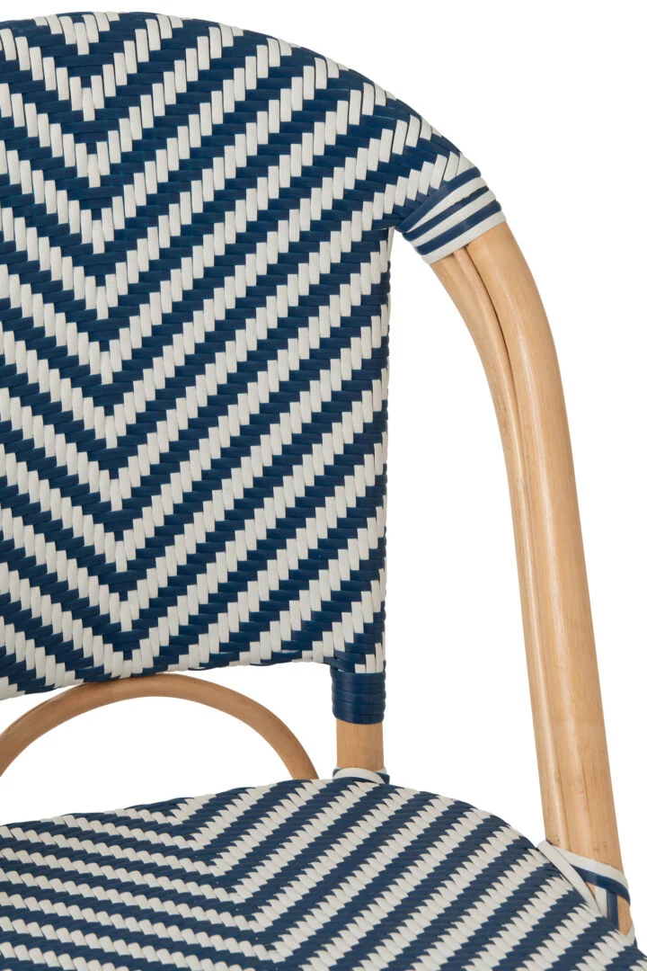 Eetkamerstoel Geo Rotan Blauw Wit: close-up van blauw-wit geweven zitting en rugleuning met rotan frame.