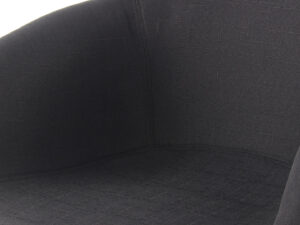 Stoel Winston 300 Zwart: Close-up van de zwarte stoffen bekleding van een metalen stoel van Nieuwe Sfeer.