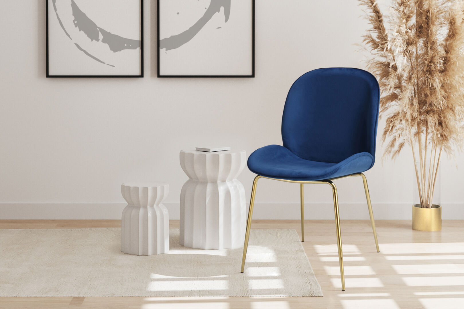 Stoel Charlize Blauw Messing: Blauwe velvet stoel met gouden poten van Nieuwe Sfeer