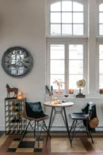 Stoel Loft Leer Metaal Zwart van Nieuwe Sfeer bij een gezellig tafeltje in een sfeervolle kamer.