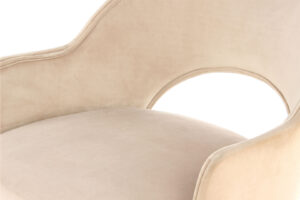 Stoel Joris Champagne set: Detailopname van een beige stoel met gebogen rugleuning en zitting.