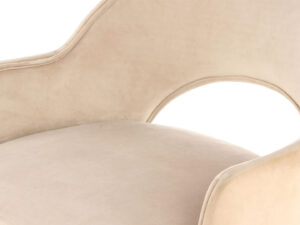 Stoel Joris Champagne set: Detailopname van een beige stoel met gebogen rugleuning en zitting.