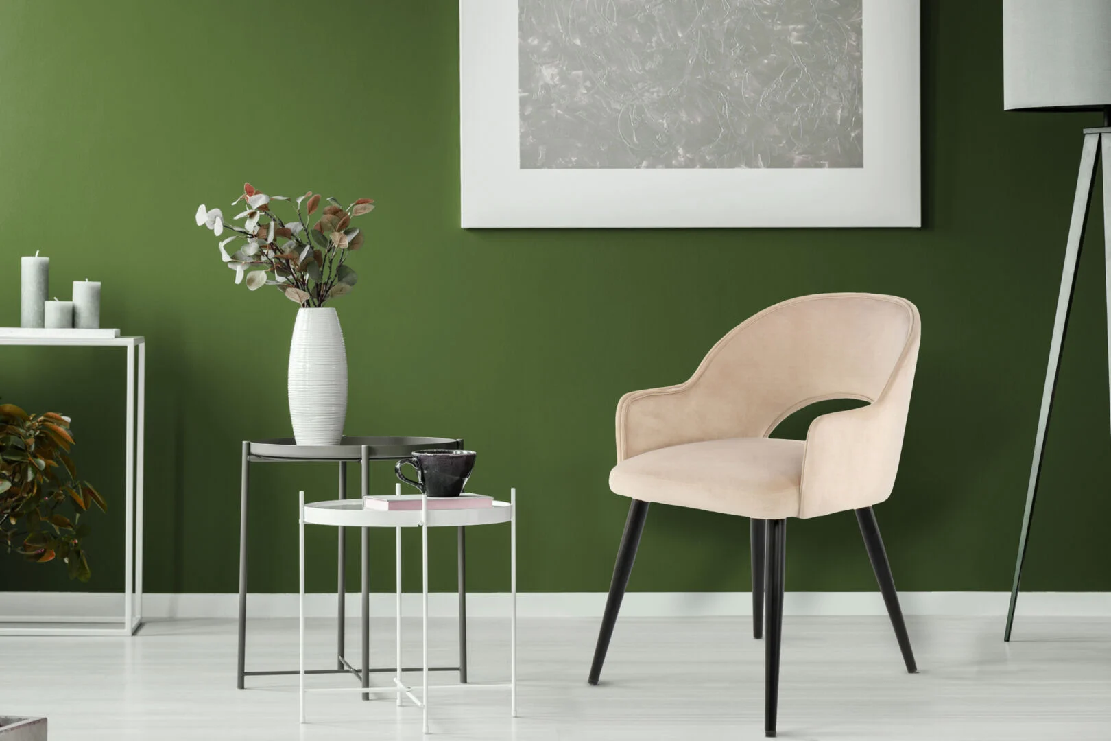 Stoel Joris Champagne Set van 2: Beige stoel met zwarte poten in sfeervolle kamer met groene wand.