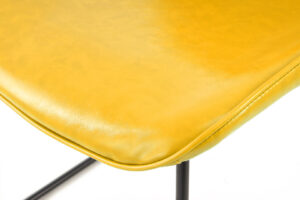 Stoel Cora Geel: Close-up van een gele stoelzitting uit de set van 2 van Nieuwe Sfeer.