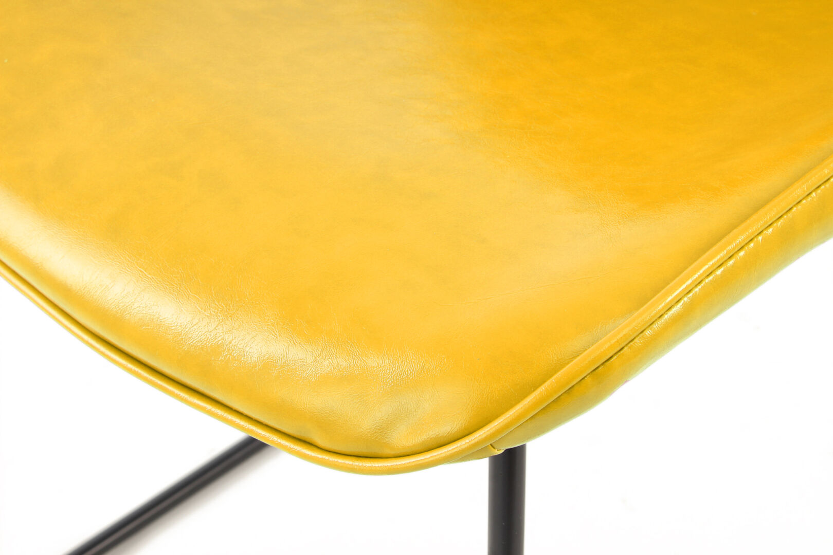 Stoel Cora Geel: Close-up van een gele stoelzitting uit de set van 2 van Nieuwe Sfeer.