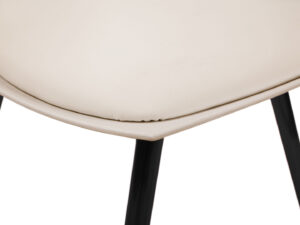Stoel Dakota Beige Zwart: Close-up van de beige zitting en zwarte poten.