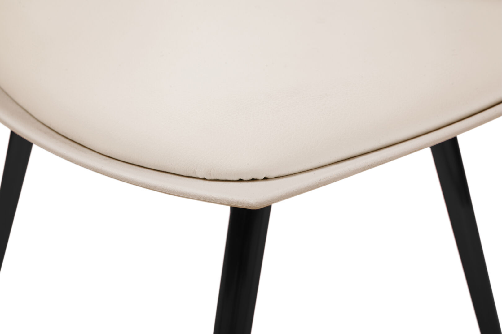 Stoel Dakota Beige Zwart: Close-up van de beige zitting en zwarte poten.