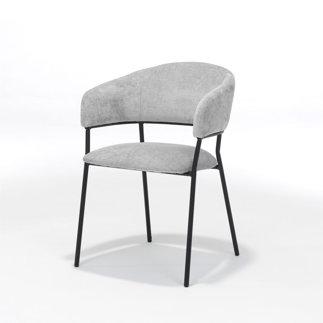 Liam Armstoel Lichtgrijs Stof: Stijlvolle lichtgrijze armstoel met zwart metalen frame.