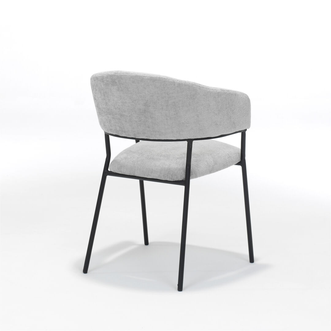 Liam Armstoel Lichtgrijs: grijze stoffen armstoel van Nieuwe Sfeer met zwarte poten.