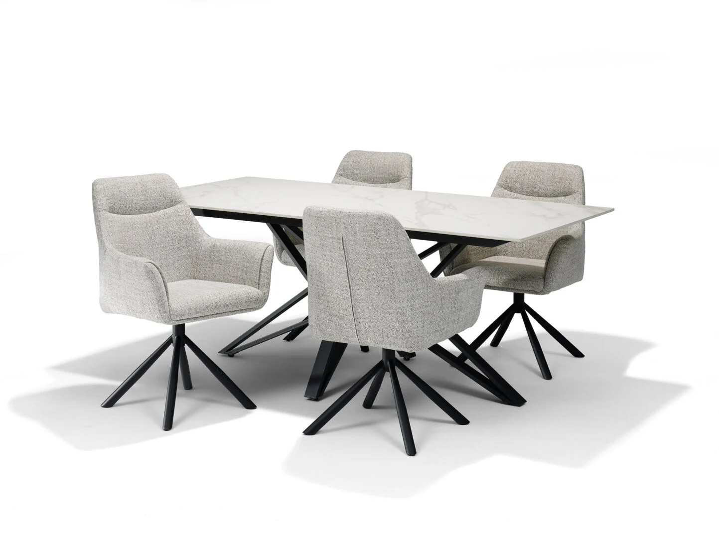 Boston Armstoel Oasis Bisque | Nieuwe Sfeer: Eettafel met vier grijze armstoelen.