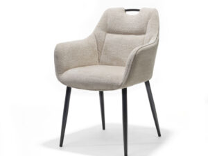 Eetkamerstoel Adele Naturel Retro Bliss: beige stoffen stoel met armleuningen en zwarte poten.