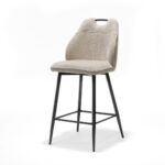 Adele Barkruk Naturel Retro Bliss: Beige barstoel met zwarte poten.