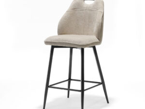 Adele Barkruk Naturel Retro Bliss: Beige barstoel met zwarte poten.