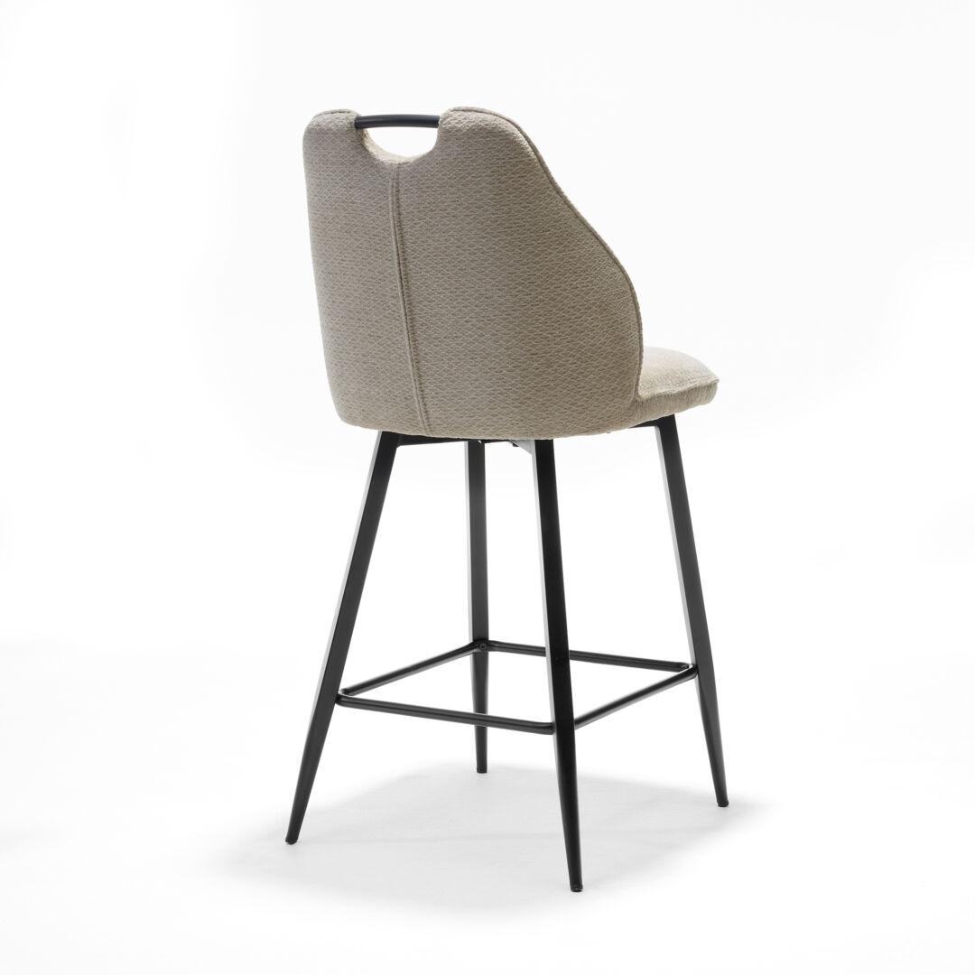 Adele Barkruk Naturel Retro Bliss van Nieuwe Sfeer: barkruk met naturel bekleding en zwart metalen frame.