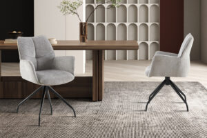 Stoel Lamor Draaibaar Grijs Stof: grijze draaistoel van Nieuwe Sfeer bij een houten tafel.