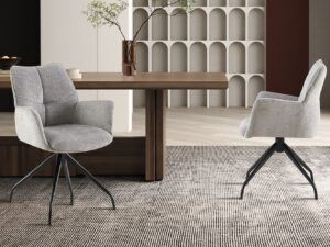 Stoel Lamor Draaibaar Grijs Stof: grijze draaistoel van Nieuwe Sfeer bij een houten tafel.