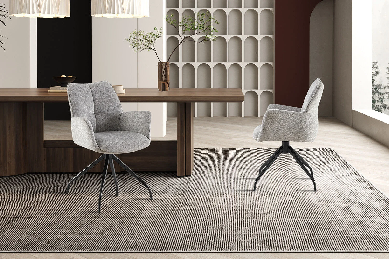 Stoel Lamor Draaibaar Grijs Stof van Nieuwe Sfeer: grijze draaistoel bij houten tafel.
