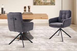 Stoel Luna Draaibaar Grijs Corduroy: Grijze corduroy draaistoel van Nieuwe Sfeer op lichte vloerkleed.