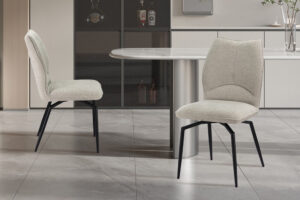 Eetkamerstoel Lara Ecru Draaibaar | Nieuwe Sfeer: stijlvolle draaistoel in ecru stof met zwart metalen poten.