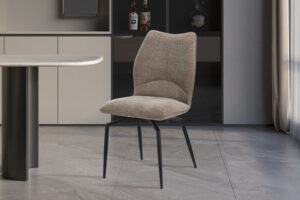 Eetkamerstoel Lara Zand Draaibaar: beige gestoffeerde stoel met zwarte poten.