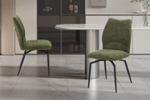 Eetkamerstoel Lara Groen Draaibaar: Groene eetkamerstoel met zwarte poten rondom een witte tafel voor een nieuwe sfeer