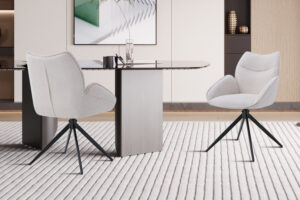Stoel Mahi Draaibaar Beige Stof: Twee beige draaistoelen bij een tafel voor een nieuwe sfeer.